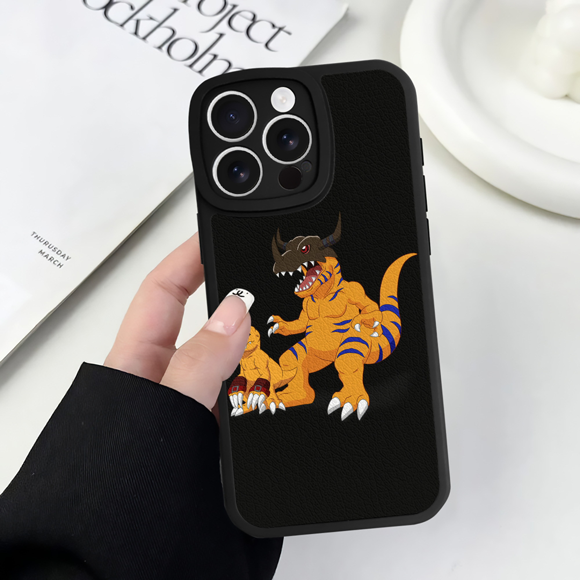 （画像用） Digimon デジタルモンスター/デジモン 【iPhone 16シリーズ対応】シリコンスマホケース（レザー調） 材質：シリコン